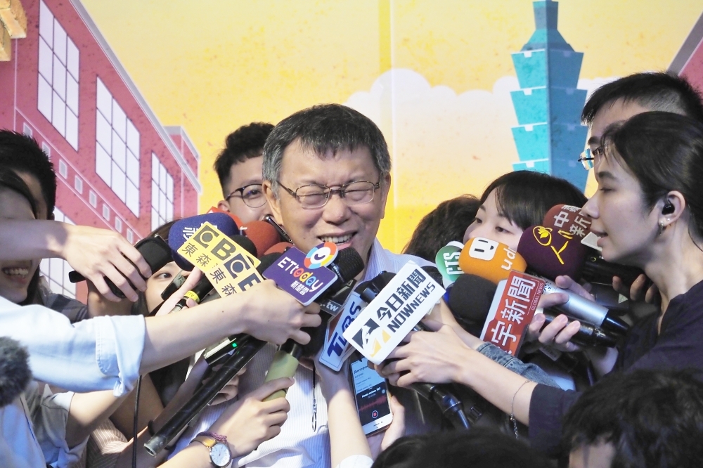 媒體上午問柯文哲是否也準備好為中華民國粉身碎骨，台北市長柯文哲大笑表示「中華民國不要粉身碎骨就好了。」（資料照片／張家銘攝）