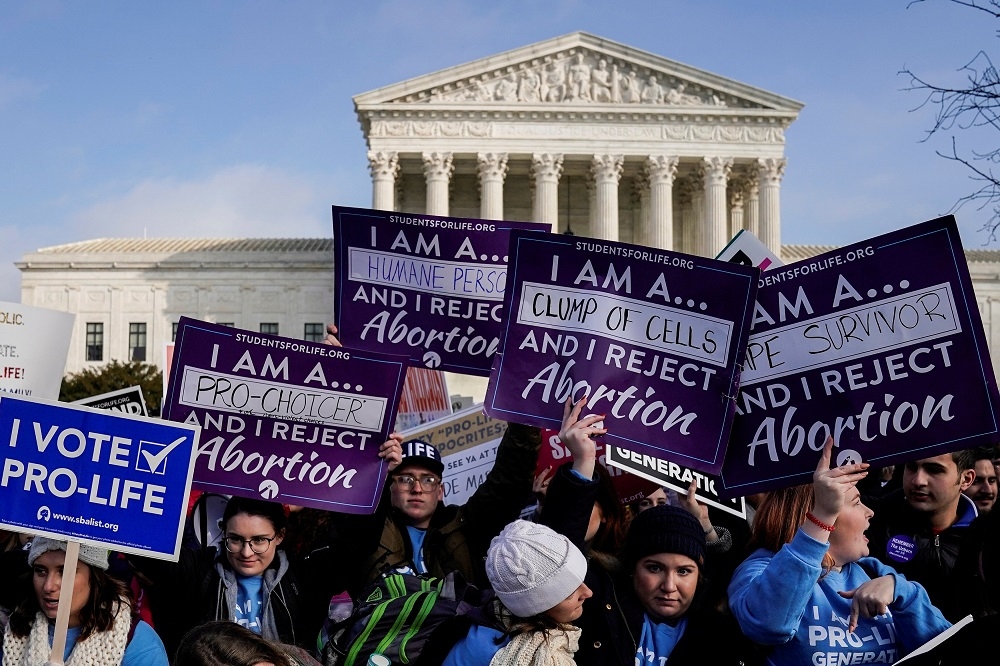 2019年1月，支持反墮胎的民眾在「羅伊訴韋德案」46周年於華盛頓最高法院外抗議。（湯森路透）