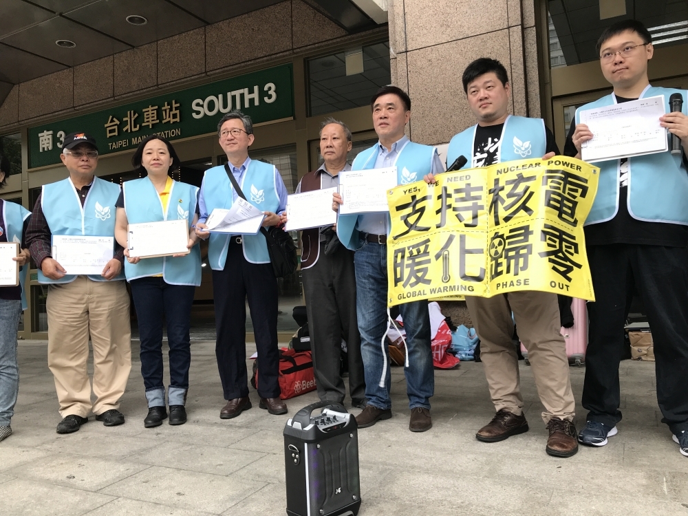 不滿立院民進黨團《公投法》修法版本，「重啟核四」公投領銜人黃士修(右一)批，若執政黨非要「沒收」2020公投，明年大選當天將串聯在野黨強力宣傳反制。圖為以核養綠全國連署行動。(攝影：李智為)