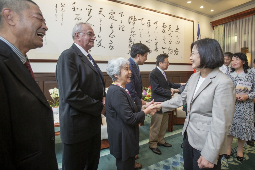 蔡英文總統3日上午接見「海外民運人士認識台灣民主人權」參訪團，她在致詞時祝福中國，能夠走上民主自由的道路，「如果我們可以做的，我們都會盡力來做。」（總統府提供）