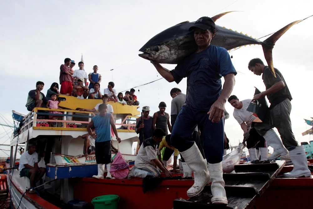 根據最新的報告顯示，多數鮪魚罐頭公司未能解決海上移工的剝削問題。（湯森路透）