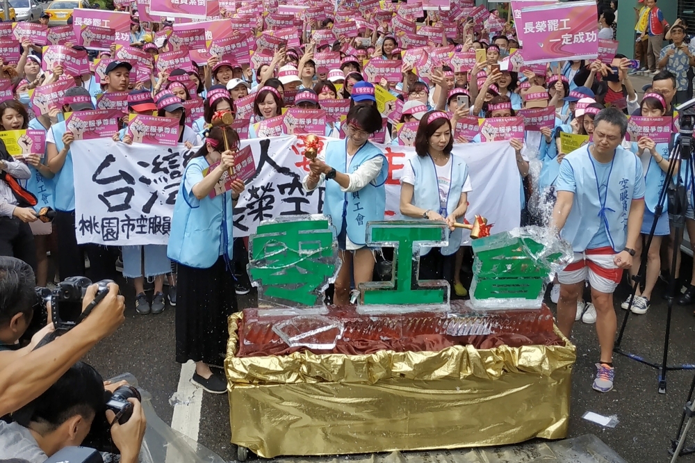 桃園市空服員職業工會4日發起「台灣工人拚民主、長榮空服爭尊嚴」大遊行，並以「苦站」活動凸顯空服員過勞問題，要求長榮資方重視勞方拒絕超時工作、改善過勞航班的罷工訴求。（攝影：張家銘）