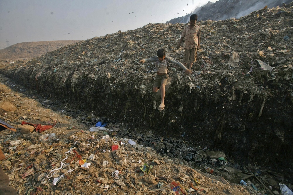印度新德里垃圾山高度持續增長。（湯森路透）