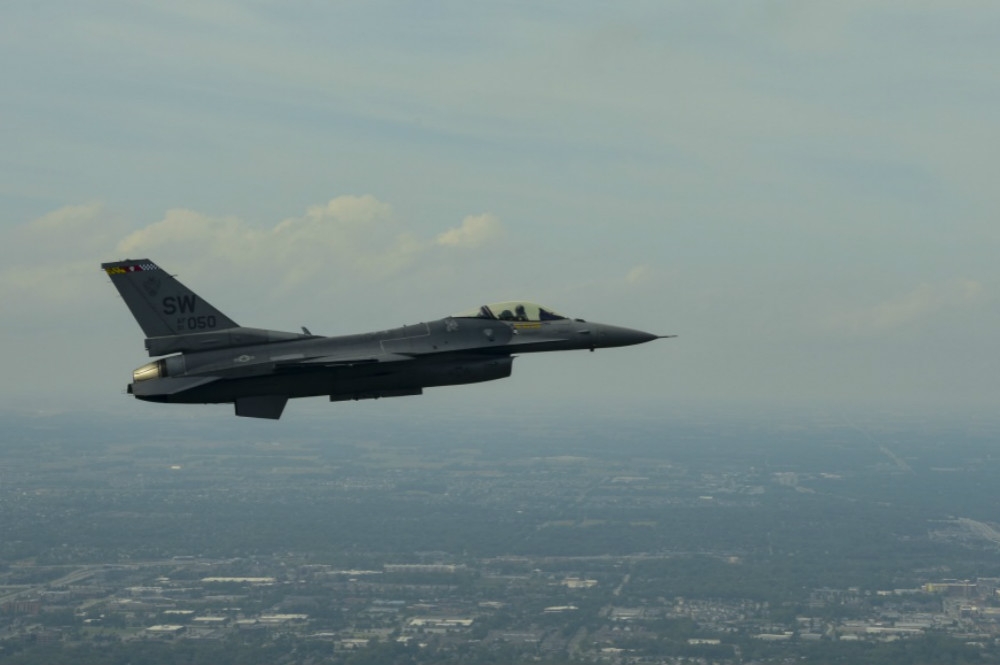 美國空軍Viper示範表演中隊駕駛F-16戰機飛行。（圖片取自美軍DVIDS系統）
