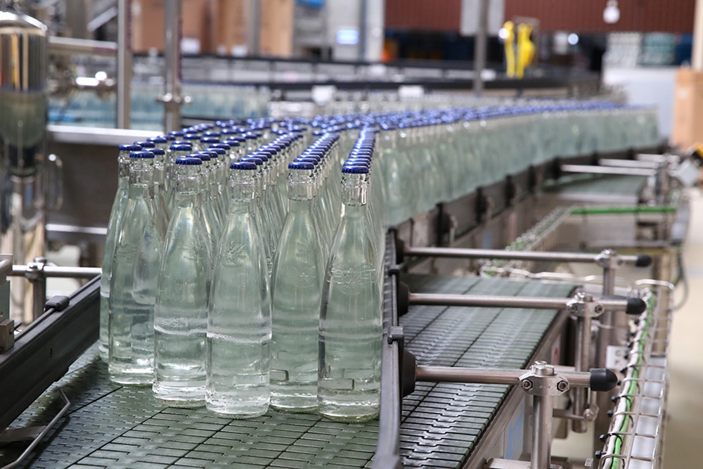 有加拿大研究指，飲用瓶裝水吸收微塑膠粒將會更多。（湯森路透）