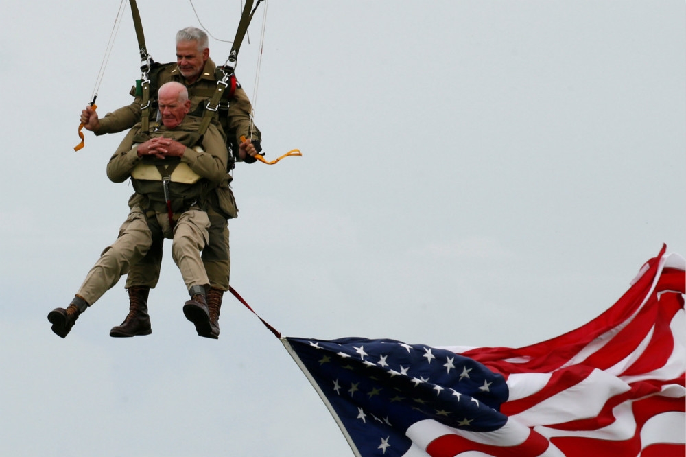 高齡97歲、前美國陸軍101空降師成員的萊斯（左下），在專業教官陪伴下完成諾曼第紀念跳傘。（湯森路透）