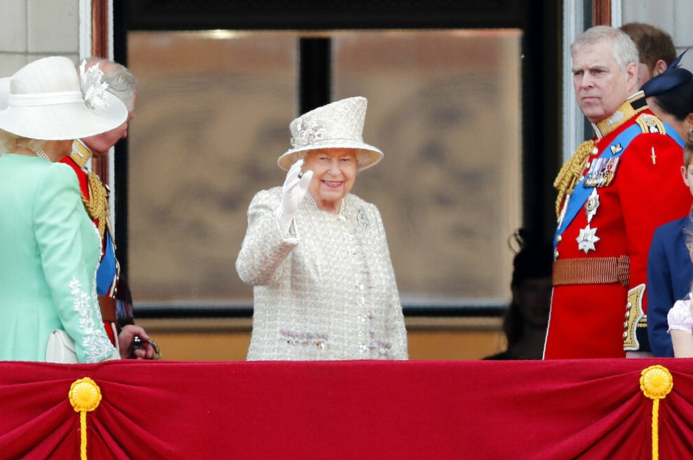 在白金漢宮向眾人揮手致意的英女王伊莉莎白二世（圖中央）。（美聯社）