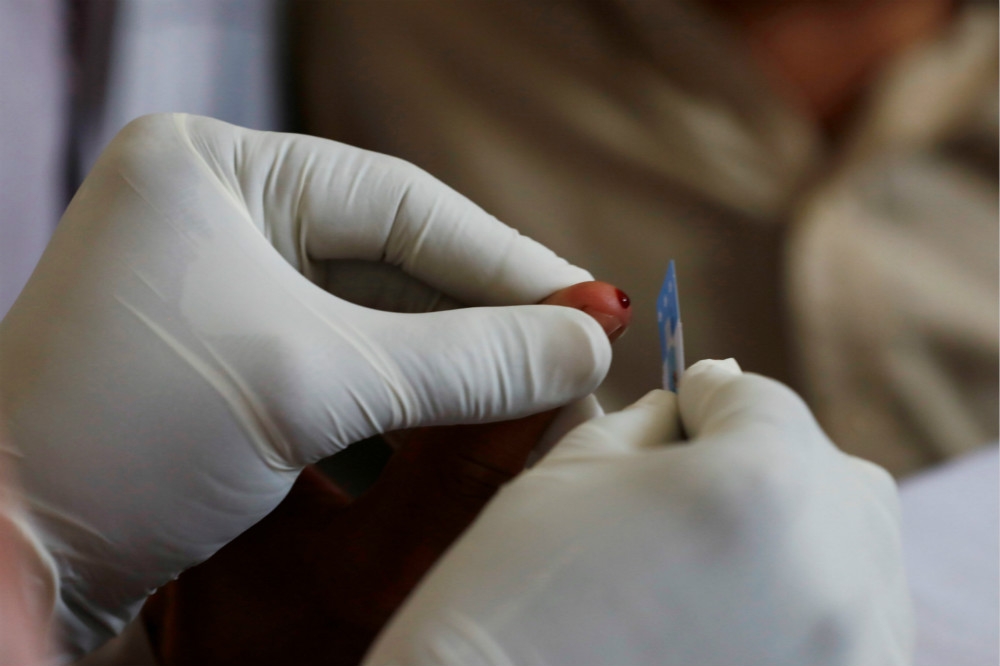 進行抽血檢測HIV病毒的快速篩檢。（湯森路透）
