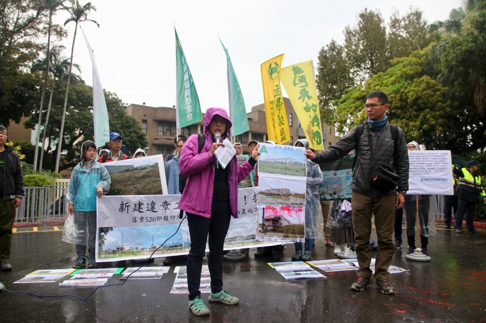 《工廠管理輔導法》修法將在立院臨時會闖關，中南部立委肩負數十萬選票壓力，不僅支持輔導「就地合法」，更加碼要求鬆綁限制，環團盼執政黨守住最後防線。圖為地球公民基金會今年3月到行政院前抗議。（資料照／張哲偉攝)