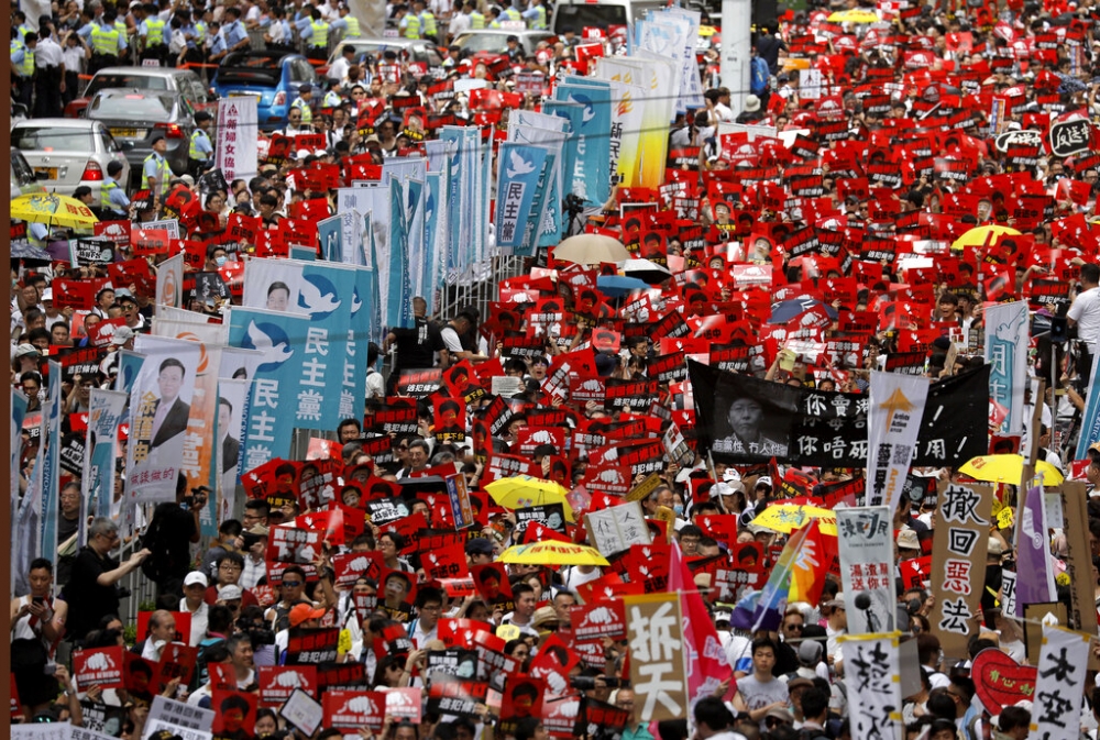 百萬港人上街頭反送中遊行，民進黨立法院黨團11日發聲明聲援，表示立院黨團願與香港堅持民主的力量站在一起，堅守人權保障防線。（美聯社）