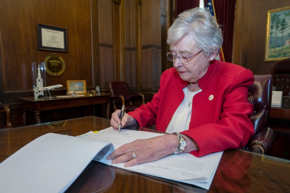 阿拉巴馬州州長伊佛簽署新法案。（湯森路透）