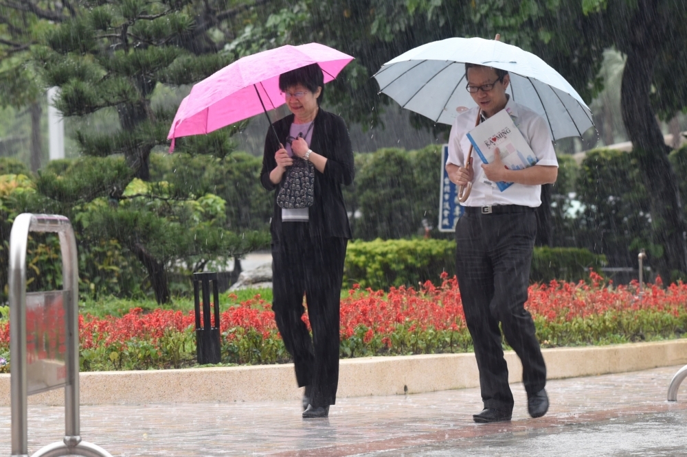 中央氣象局提醒，13日、14日是這波鋒面降雨最劇烈時段，各地都有機會出現豪雨。（資料照片／張哲偉）