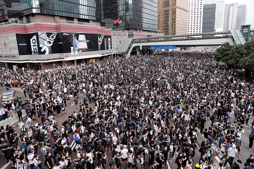 香港數以千計示威者衝出馬路包圍立法會。（湯森路透）