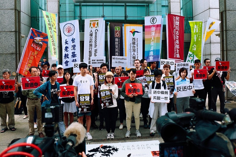 12日早上，台灣20多個NGO至台北的香港經貿文化辦事處集合，抗議香港立法會「送中條例」二讀。（圖片取自「全台香港學生罷課罷工 - 香港經貿辦前集會」臉書）