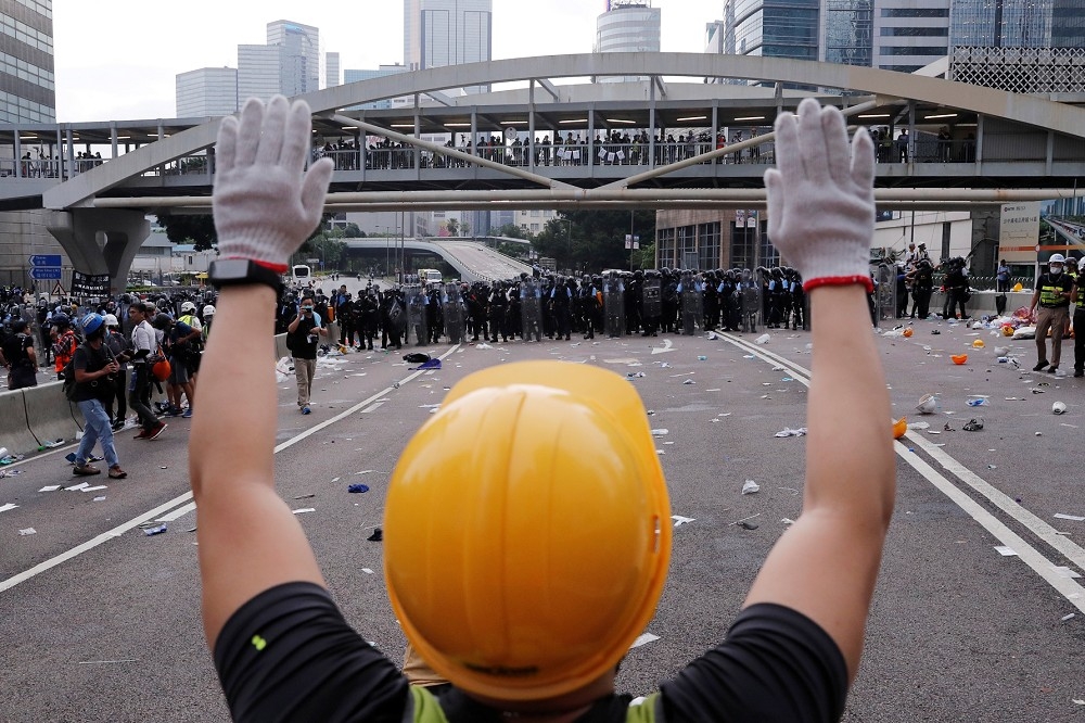 眼前香港的一切法治民主正遭到中國政府無情地毀壞跟侵吞，台灣人難道還要重蹈覆轍嗎？（湯森路透）