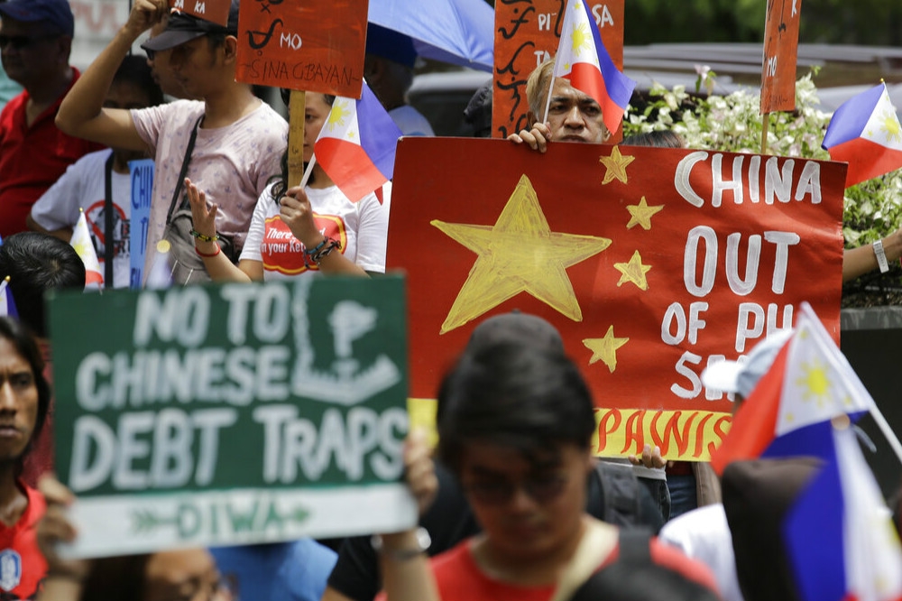 菲律賓民眾抗議中國的威脅。（美聯社）