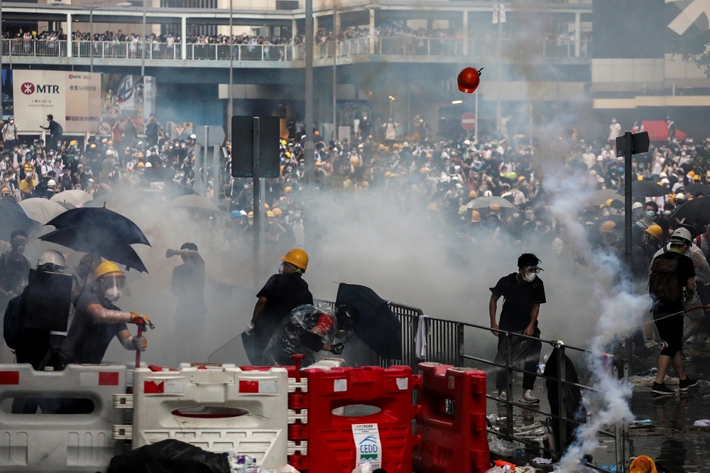 香港反修訂《逃犯條例》民眾，遭到警方以催淚瓦斯驅離。（湯森路透）
