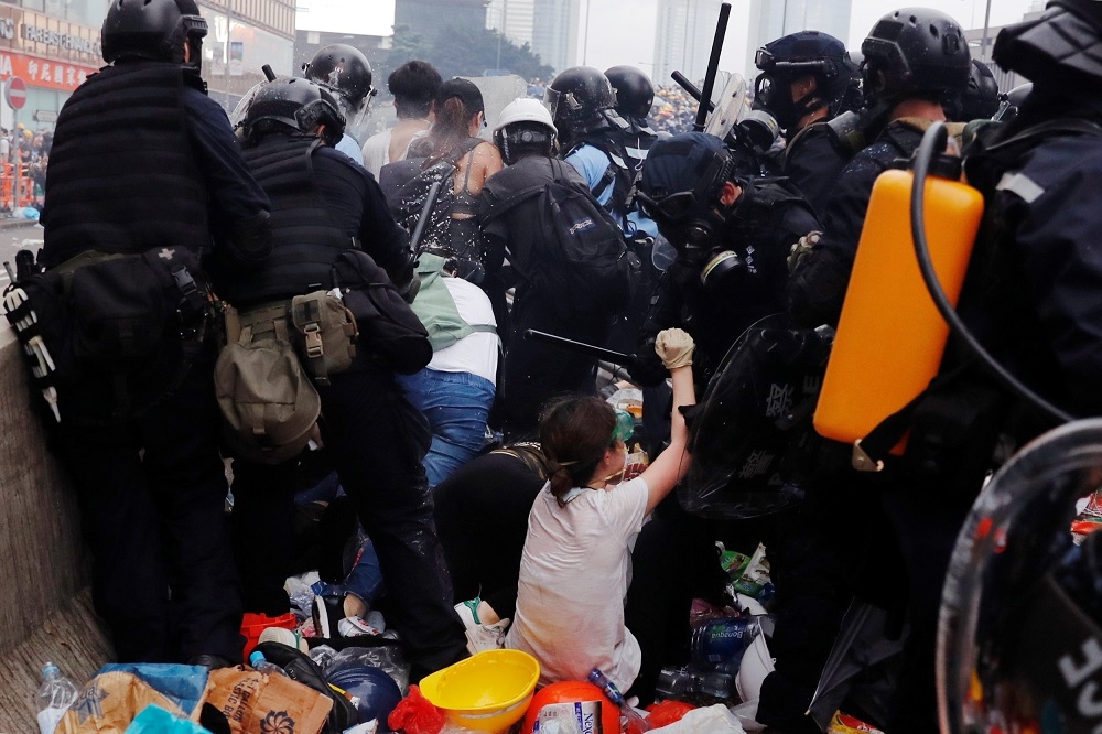 香港警方暴力鎮壓反送中示威抗議民眾，造成至少72人受傷。（湯森路透）
