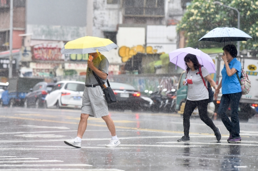 氣象局13日針對全台9縣市發布大雨特報，並指出13日晚間至14日受到鋒面南壓影響，全台雨勢將加劇。（資料照片／張哲偉攝）