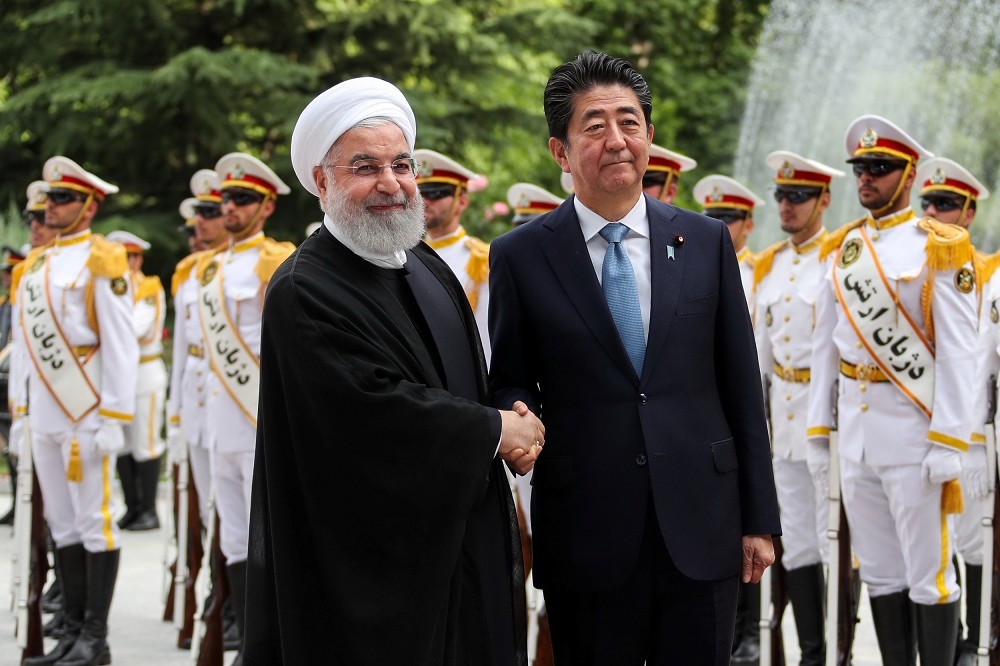 日本首相安倍晉三與伊朗總統羅哈尼會面。（湯森路透）