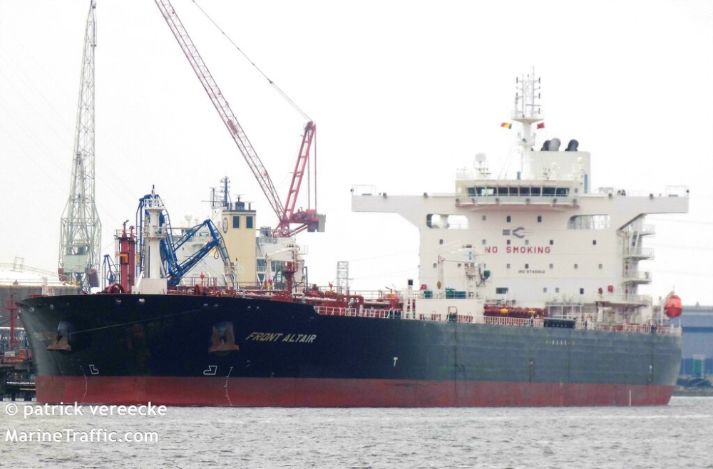 中油租用的FRONT ALTAIR號（圖）油輪於阿曼灣遇襲，約7.5萬噸石油腦全毀。（美聯社）