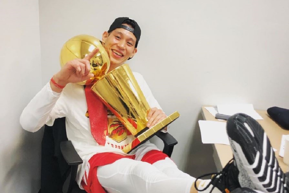 轉戰暴龍隊的台裔後衛林書豪，雖僅上場1分多鐘，但仍創下台灣球員首度上場冠軍賽紀錄，而他也是第三位華裔球員拿下NBA總冠軍戒。（取自林書豪IG）