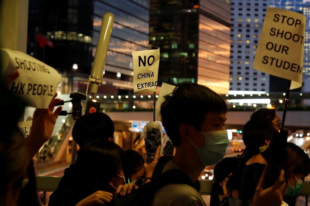 香港反送中人士在夜晚抗爭。（湯森路透）