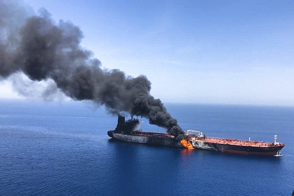13日航行在中東阿曼灣的油輪遇襲。（美聯社）
