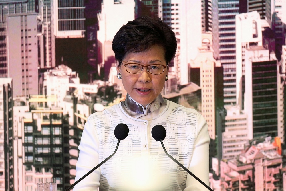 香港特首林鄭月娥15日親上火線，宣布暫緩修訂《逃犯條例》。（湯森路透）