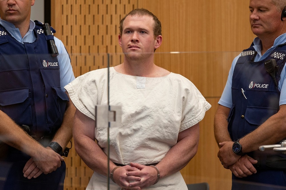 紐西蘭清真寺槍擊案主嫌塔蘭特（圖中央），面臨92項指控、包括51項謀殺罪、40項謀殺未遂和恐怖主義罪。（湯森路透）