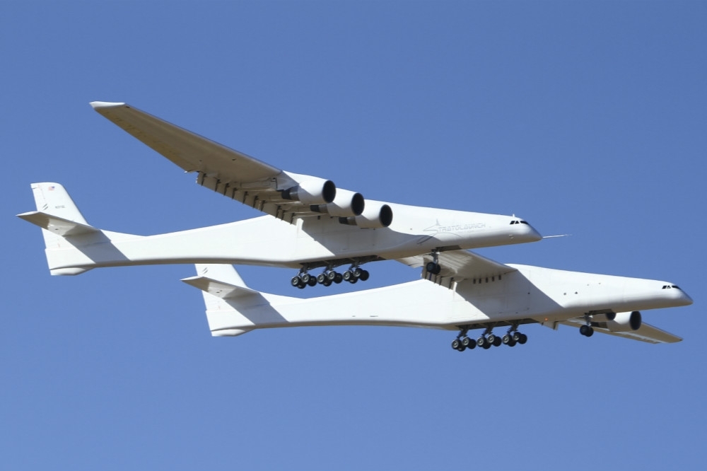 被稱為「大鵬」（Roc）的全球最大飛機「Stratolaunch」在4月14日第一次試飛成功。（美聯社）