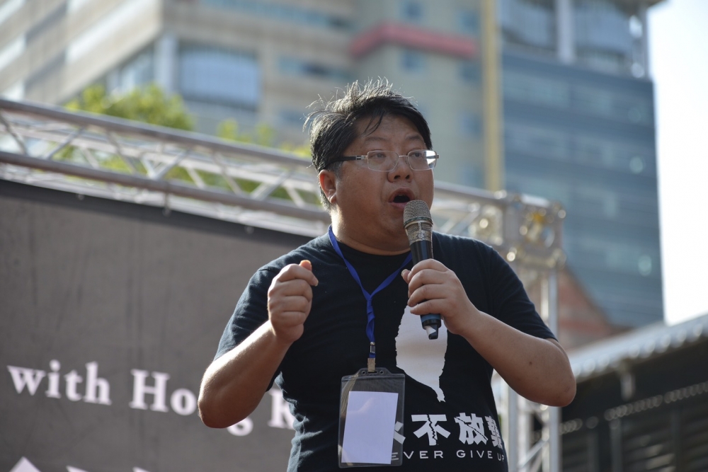 台灣民陣發起人賴中強立院集會致詞中直批，送中條例是把一兩個香港人送到中國受審，如果簽了一中和平協議，「也是另一種送中條例」。（攝影：李智為）