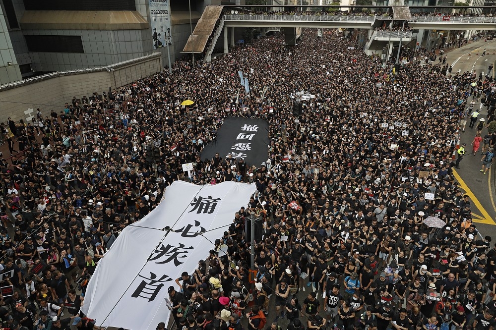 幸有國際社會的支持和手握大量中共官員資產，香港人才能夠在相對和平的情況下使得中共在港代理人暫時屈服。（美聯社）