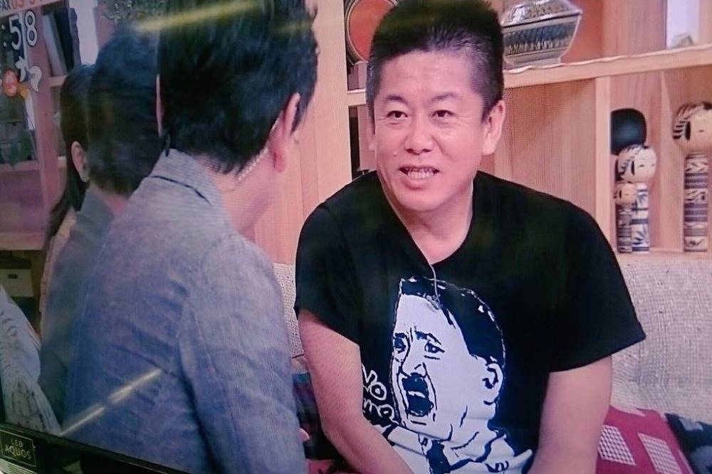 堀江貴文12日接受《NHK》電視台節目採訪時，身著希特勒大喊「NO WAR」的圖案，引起批評。（翻攝自堀江貴文個人推特）