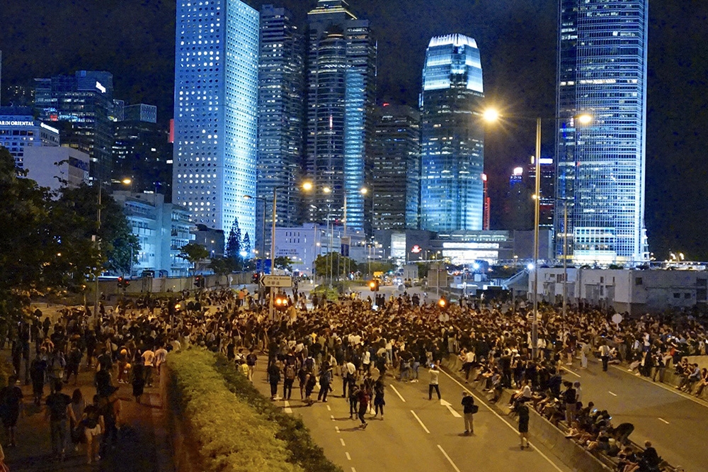 17日入夜後，仍有逾千名示威者包圍特首辦公室。（攝影：李景濤）