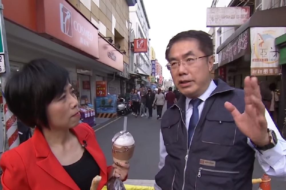 綠營的台南市長黃偉哲（右）今年初曾接受政治立場深藍的妹妹黃智賢（左）節目訪問。（擷自《夜問打權》YouTube）