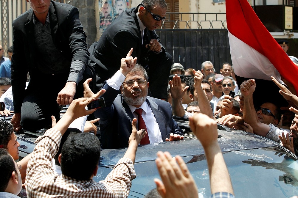 埃及首位民選總統穆爾西17日出庭時猝死。（湯森路透）