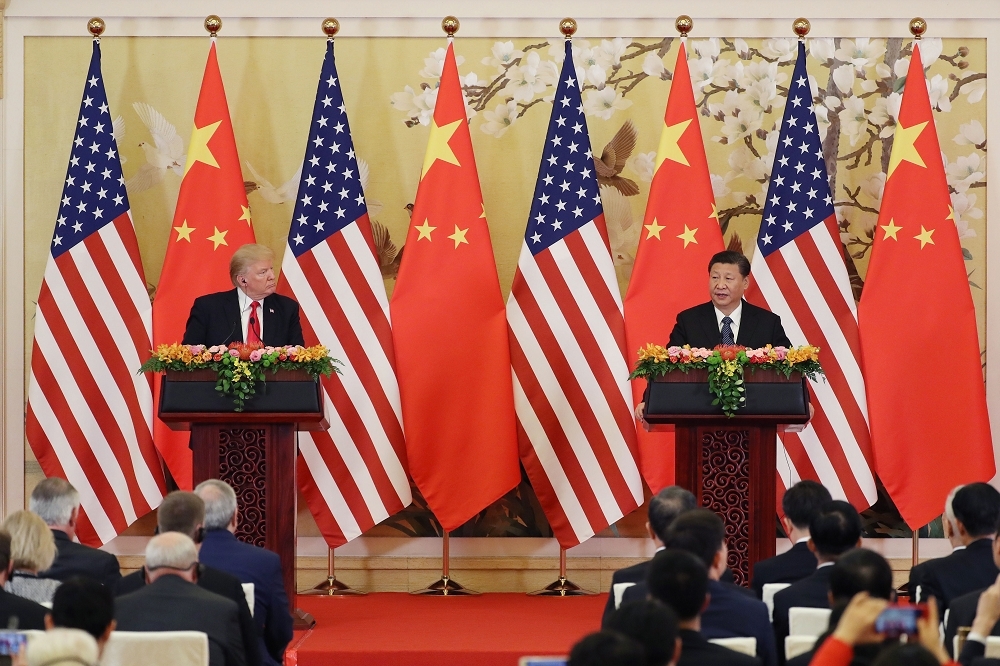 貿易戰與科技戰外，美國同時從嚴審查訪美的中國留學生與學者。圖為美國總統川普（左）與中國國家主席習近平（右）。（中新社）
