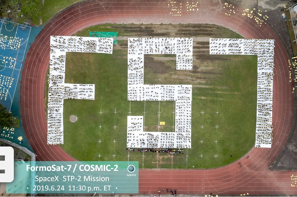 景美女中響應「福五拍福七」活動，超過 1400 位學生在操場排出代表福衛七號縮寫的「FS7」，讓福衛五號於飛越台灣上空時取像。（科技部提供）