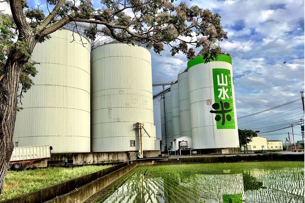泉順公司旗下山水米實業公司為國內知名包裝米大廠，6年前曾被查獲使用廉價越南米混充台灣米販售，最近又被檢舉出現混合米。（取自山水米臉書）