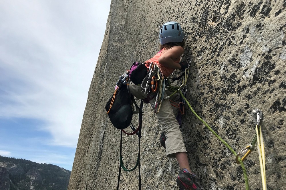 10歲的希拉成功登頂酋長岩，創下最年輕登頂者紀錄。（湯森路透）