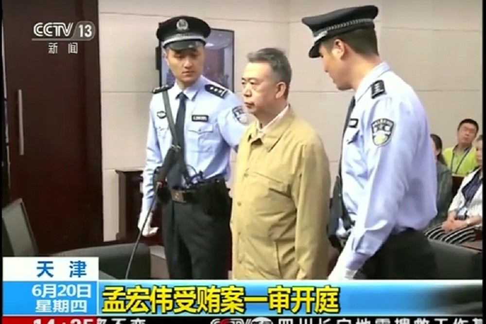 國際警察前主席孟宏偉（中）20日出庭。（湯森路透）