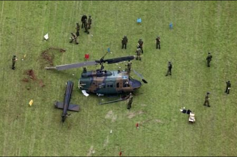 日本直升機「UH1J」21日發生事故。（翻攝自推特@walterbaily）
