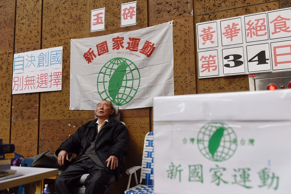 「民運先驅」黃華在台北車站1樓展開絕食，推動「台灣共和國自決創國運動」，截至目前已禁食34天。（攝影：張哲偉）