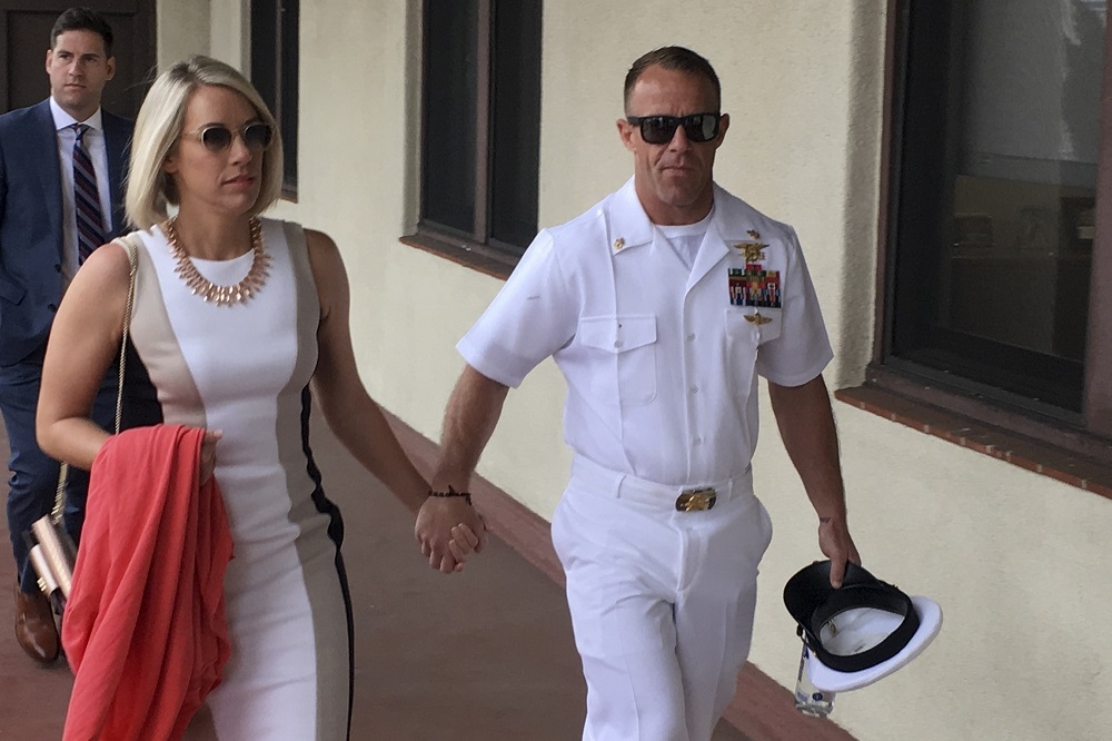 美國海豹部隊成員蓋拉赫（右）與妻子18日抵達法院。（美聯社）