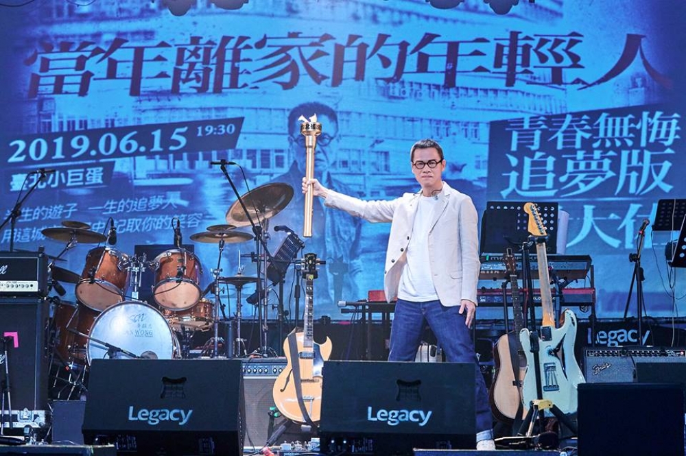 定居香港多年的歌手羅大佑日前在「反送中」其間攻蛋，演唱會最後自彈自唱經典歌曲《皇后大道東》，並針對反送中事件表示「有些事真的不能急」。（圖片取自羅大佑臉書）