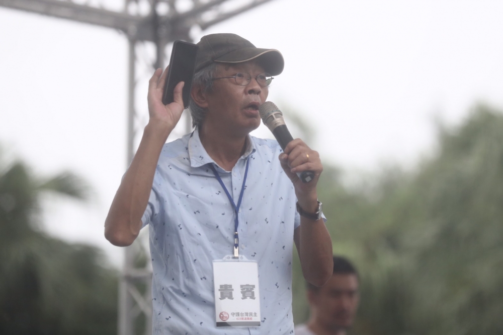 23日「反紅媒遊行」，香港銅鑼灣書店前店長林榮基表示，如果被中國統一，每個人就跟他一樣逃命。（攝影：張哲偉）
