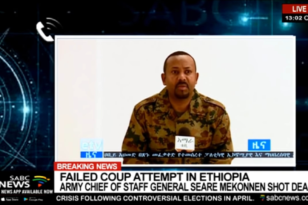 衣索比亞總理阿邁德（左）22日宣布該國陸軍參謀長麥柯南因流產政變遭槍殺身亡。（圖片取自影片）