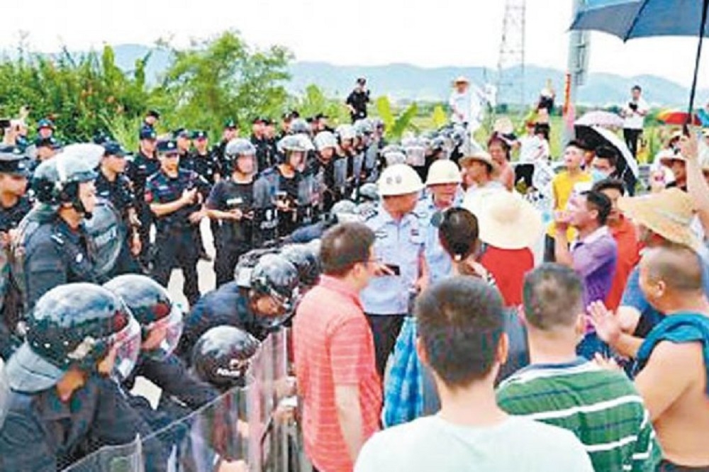 中國廣東省雲浮市鬱南縣22日有2萬多人上街，抗議興建垃圾焚燒發電場。（取自微博）