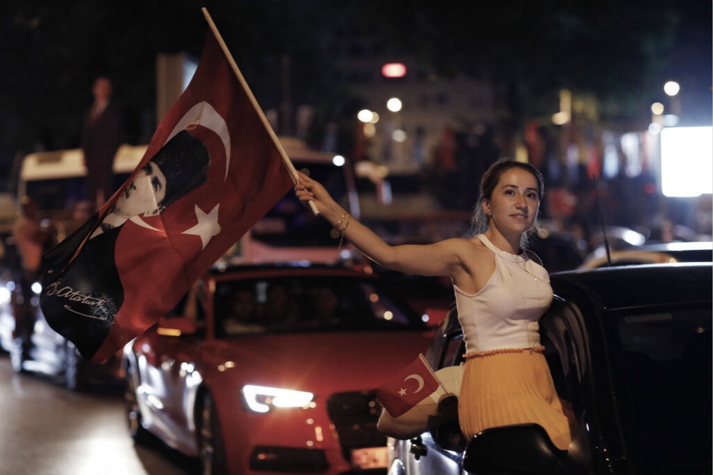 反對派共和人民黨支持者上街慶祝伊斯坦堡市長勝選。（美聯社）